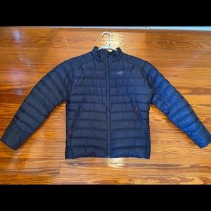 Arcteryx Cerium puffer jacket. Navy color. Size Medium.